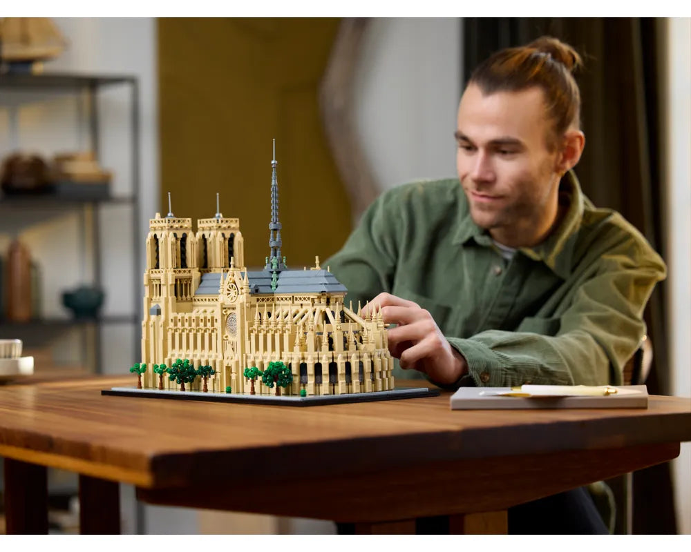 LEGO Architecture 21061 - Notre-Dame de Paris - Authentic LEGO Set Image 12