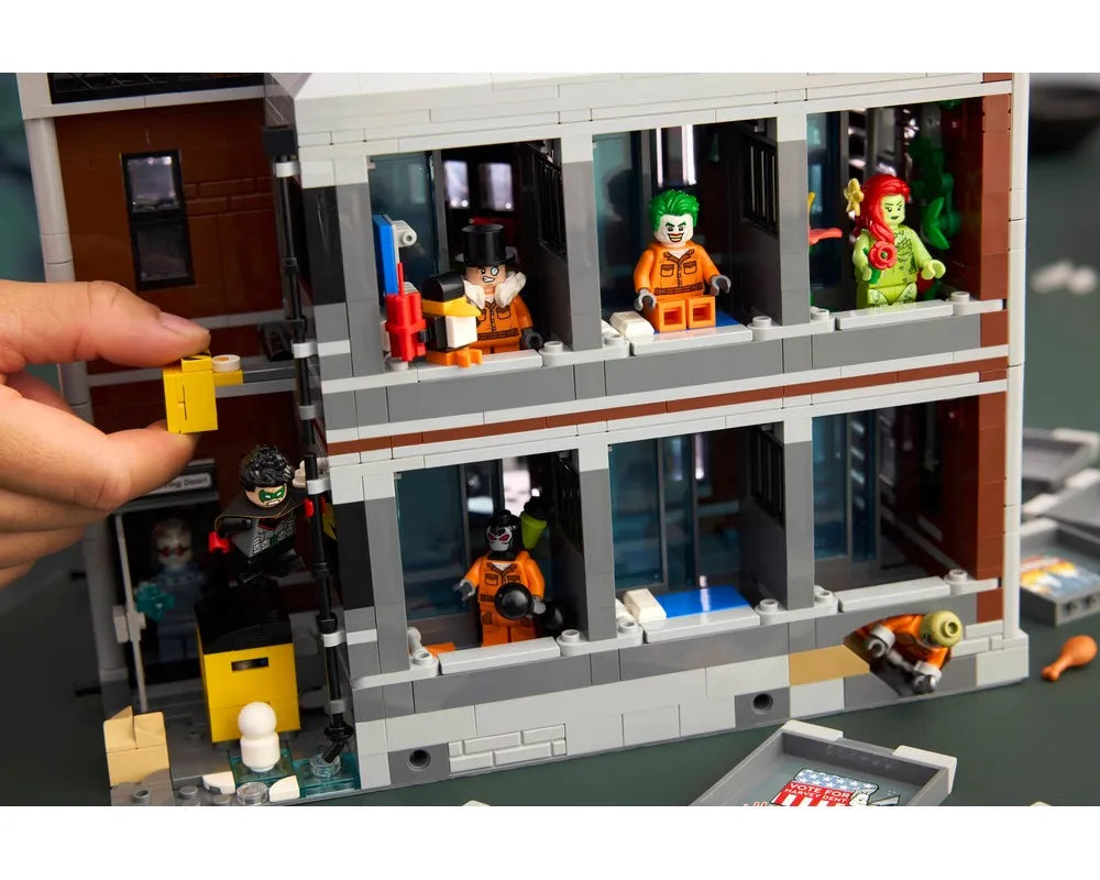 LEGO Super Heroes 76300 - Arkham Asylum - Authentic LEGO Set Image 6
