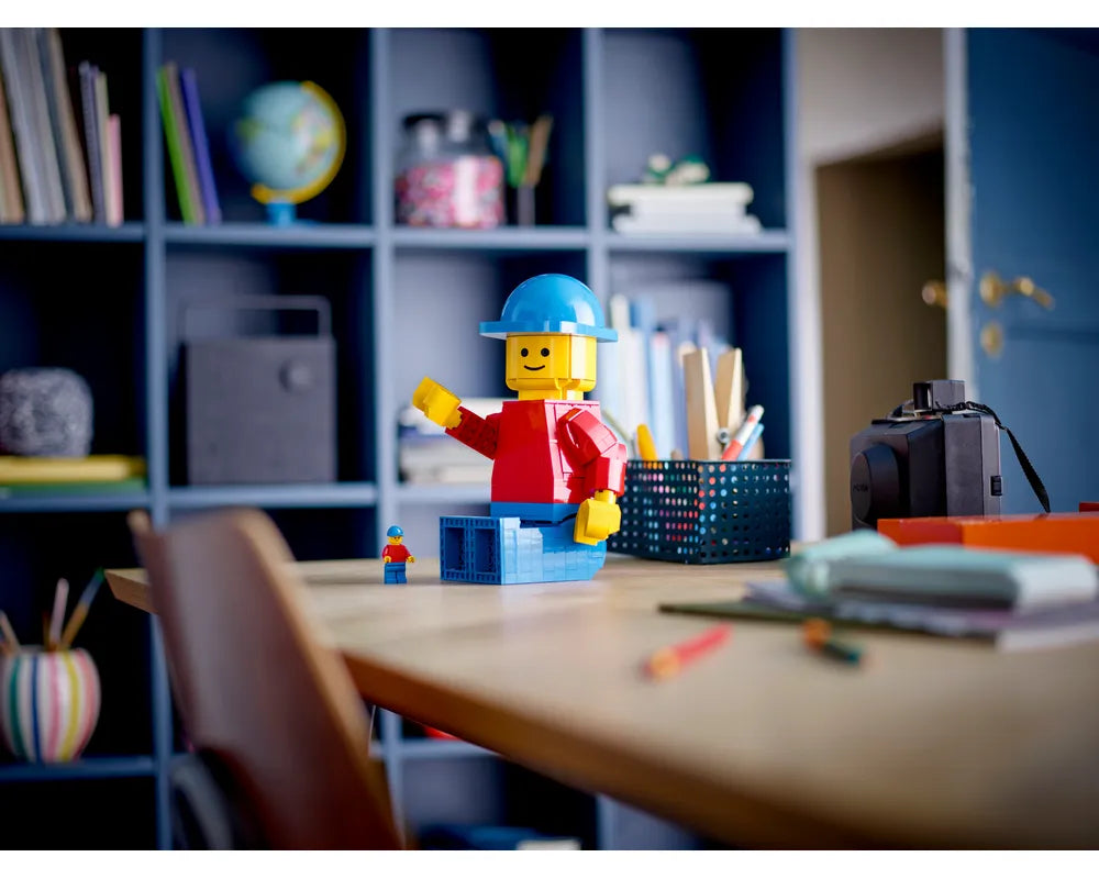 LEGO Sculptures 40649 - Up-Scaled LEGO Minifigure - Authentic LEGO Set Image 4