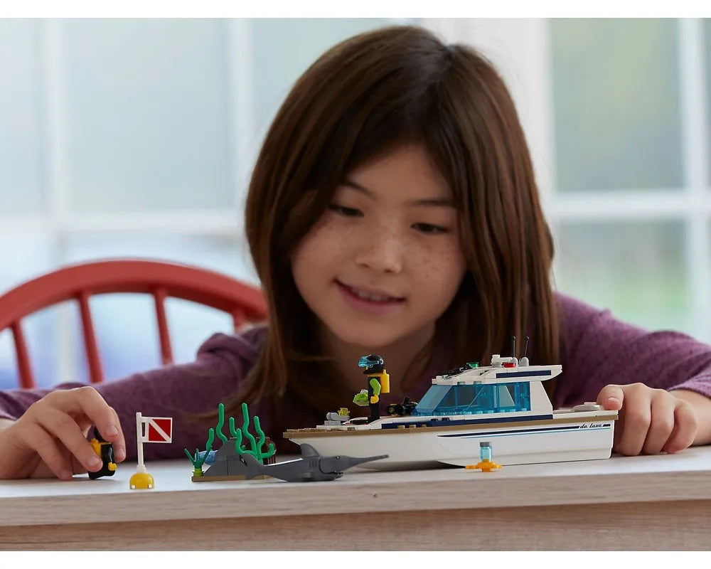 =LEGO City 60221 - Diving Yacht - Authentic LEGO Set Image 8