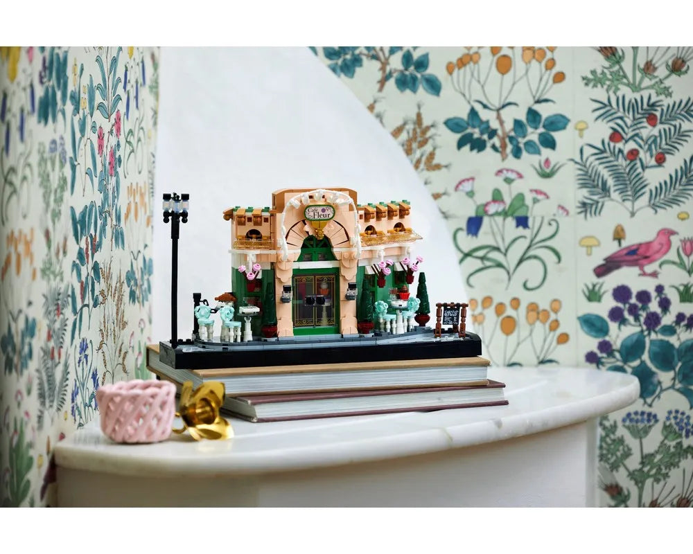 LEGO Creator 10362 - French Café {Cafe} - Authentic LEGO Set Image 9