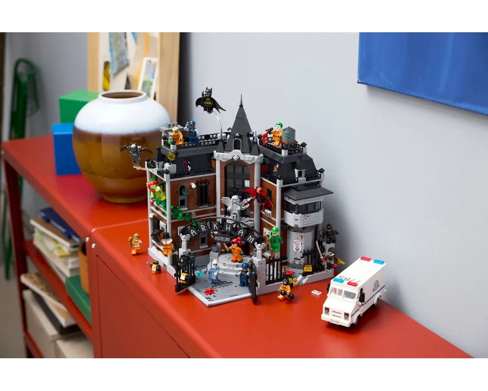 LEGO Super Heroes 76300 - Arkham Asylum - Authentic LEGO Set Image 9