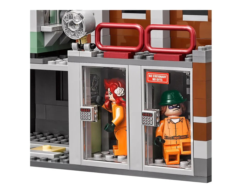 LEGO Super Heroes 70912 - Arkham Asylum - Authentic LEGO Set Image 2