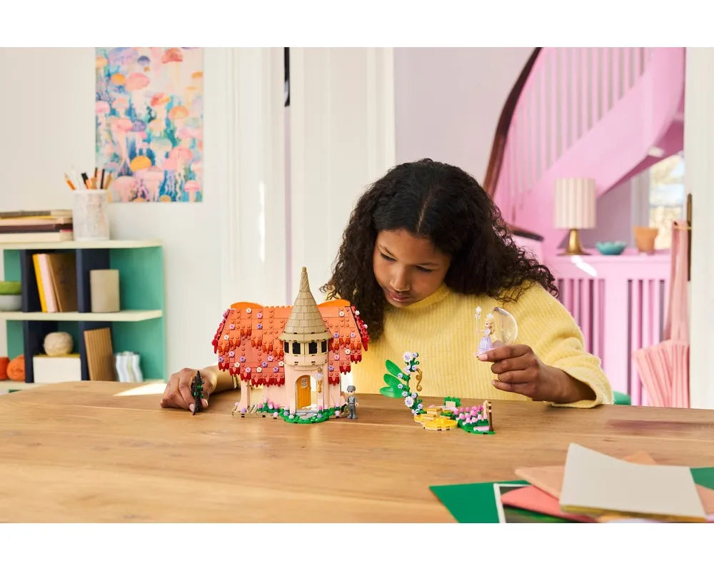 LEGO Wicked 75690 - Glinda & Elphaba Visit Munchkinland - Authentic LEGO Set Image 8
