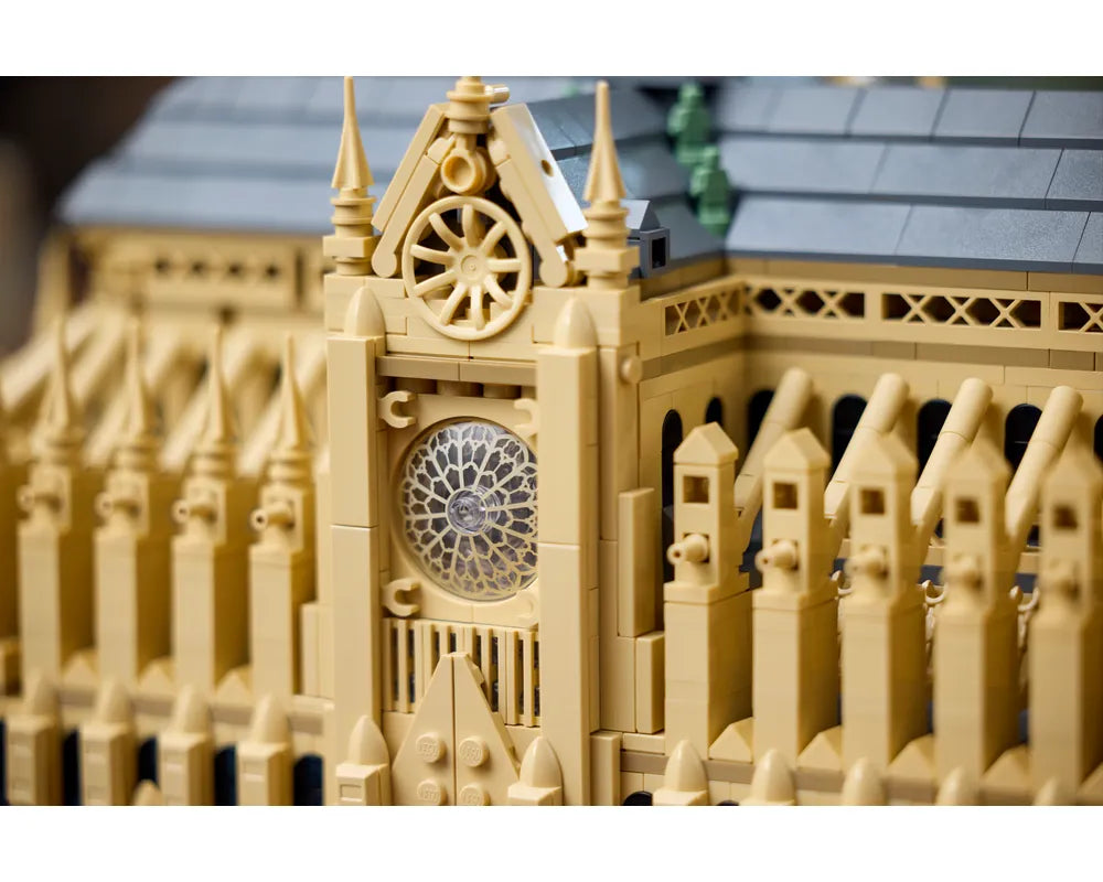 LEGO Architecture 21061 - Notre-Dame de Paris - Authentic LEGO Set Image 14