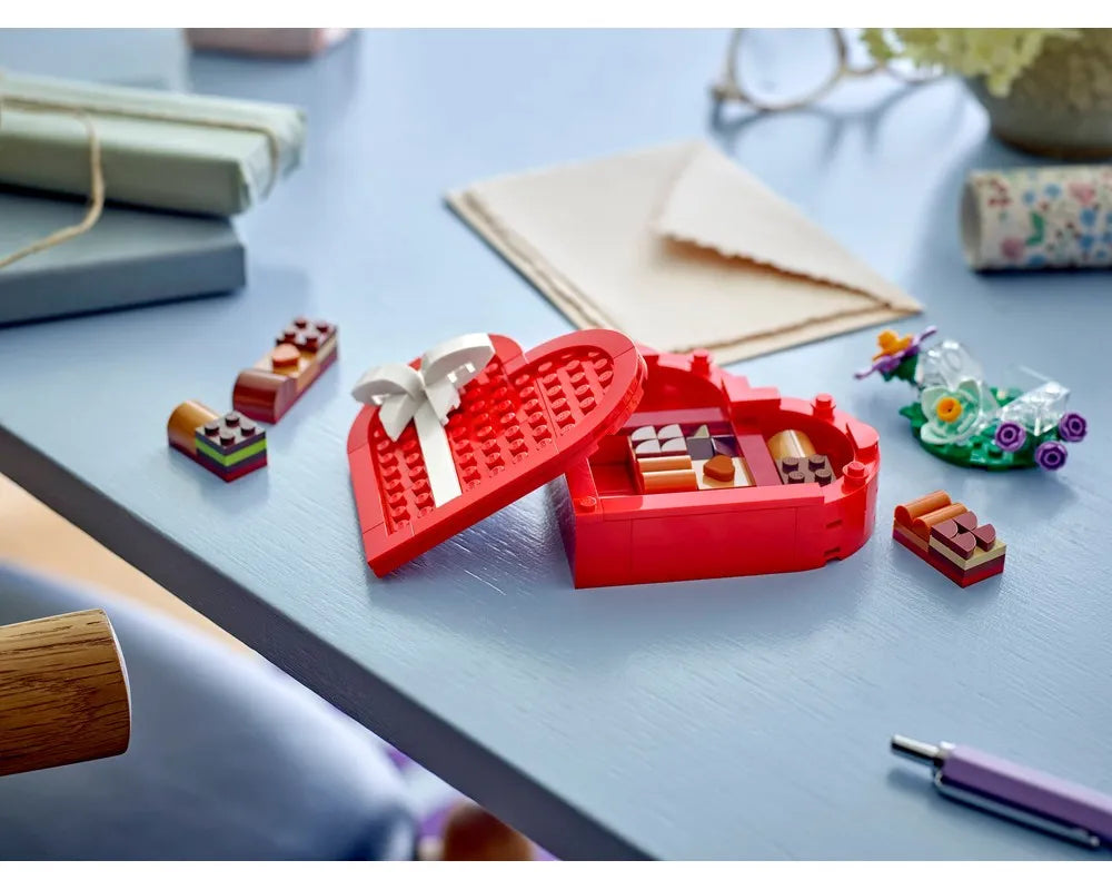 LEGO Creator 40759 - Celebration Series: 2. Valentine&#39;s Day Box - Authentic LEGO Set Image 4