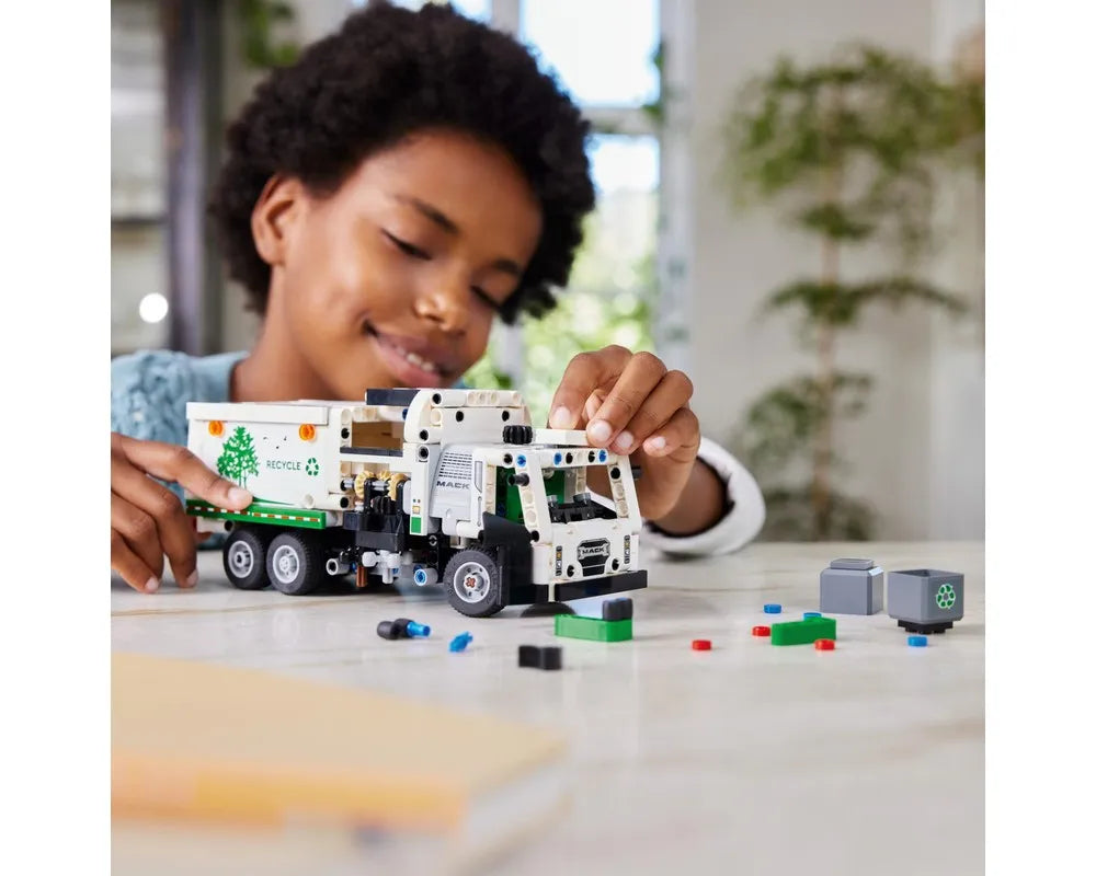 LEGO Technic 42167 - Mack LR Electric Garbage Truck - Authentic LEGO Set Image 10