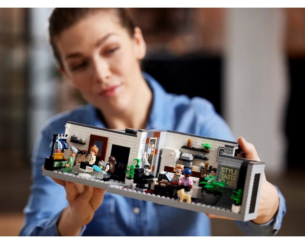 LEGO Creator 10291 - Queer Eye – The Fab 5 Loft - Authentic LEGO Set Image 12