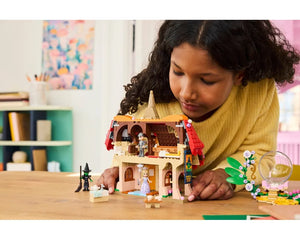 LEGO Wicked 75690 - Glinda & Elphaba Visit Munchkinland - Authentic LEGO Set Image 7
