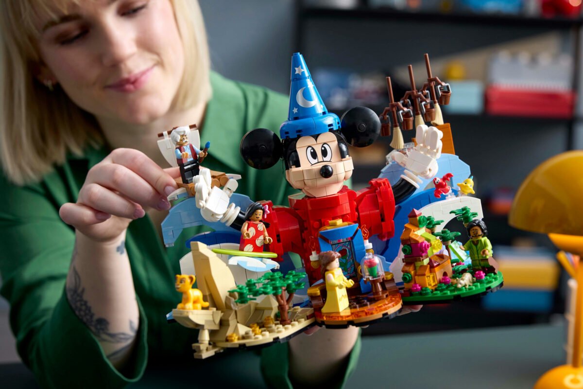 LEGO 21352-1 - Magic of Disney - Image 5
