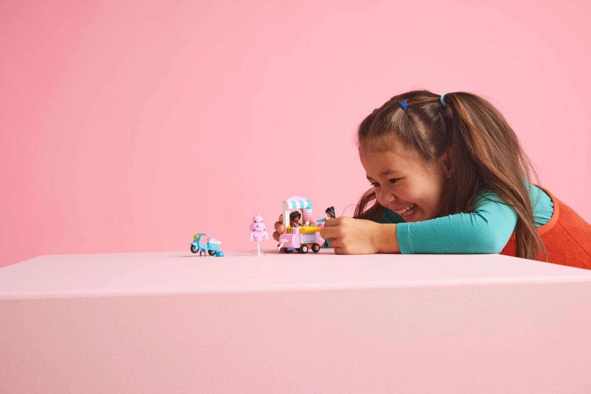LEGO 42643-1 - Candyfloss Stand and Scooter - Image 8