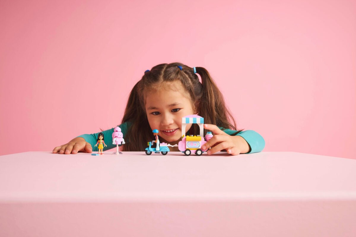 LEGO 42643-1 - Candyfloss Stand and Scooter - Image 12