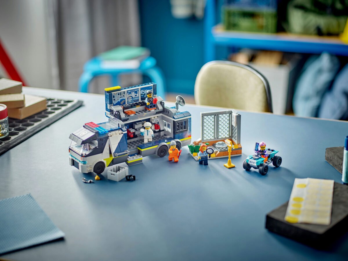 LEGO 60418-1 - Police Mobile Crime Lab Truck - Image 7