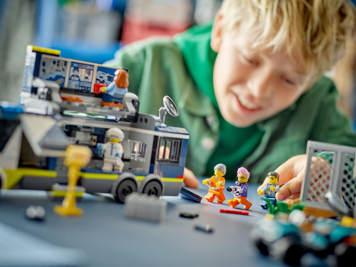 LEGO 60418-1 - Police Mobile Crime Lab Truck - Image 8
