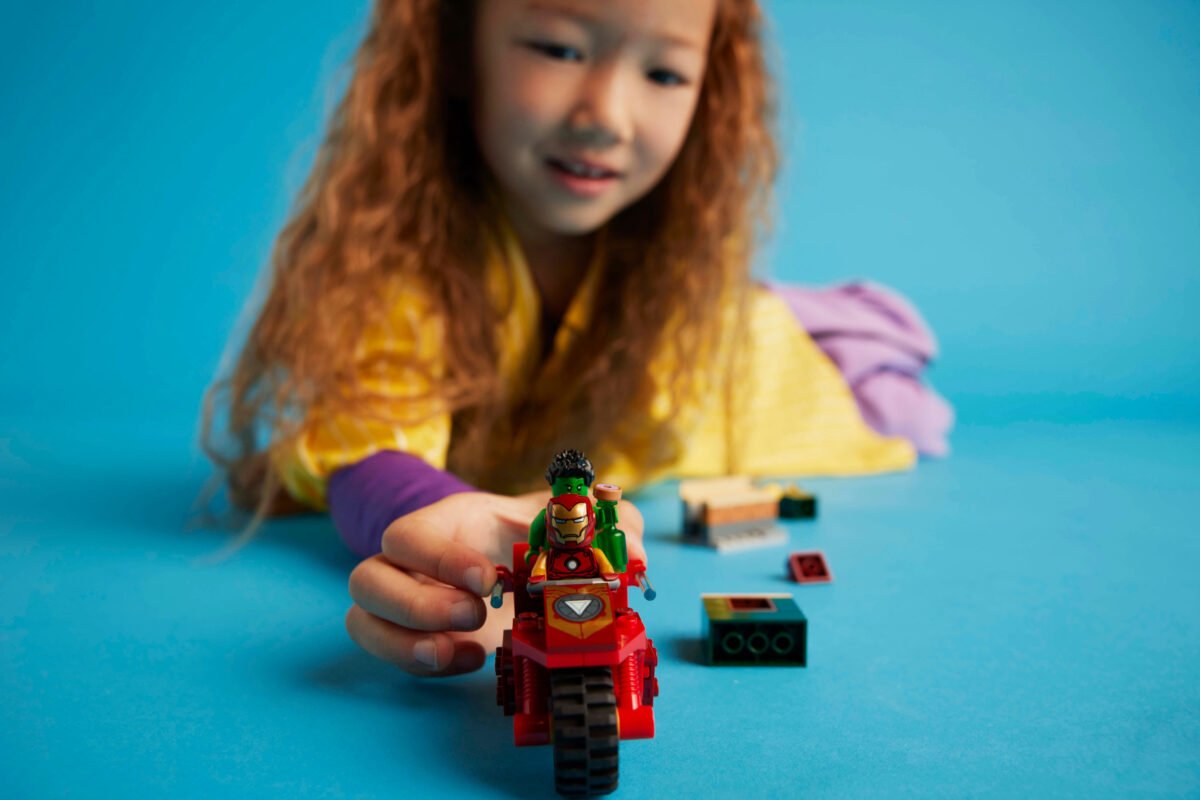 LEGO 76287-1 - Iron Man with Bike and The Hulk - Image 12