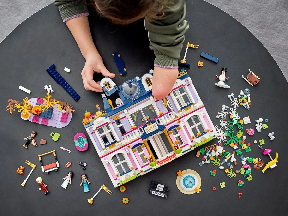 LEGO 41684-1 - Heartlake City Grand Hotel - Image 16