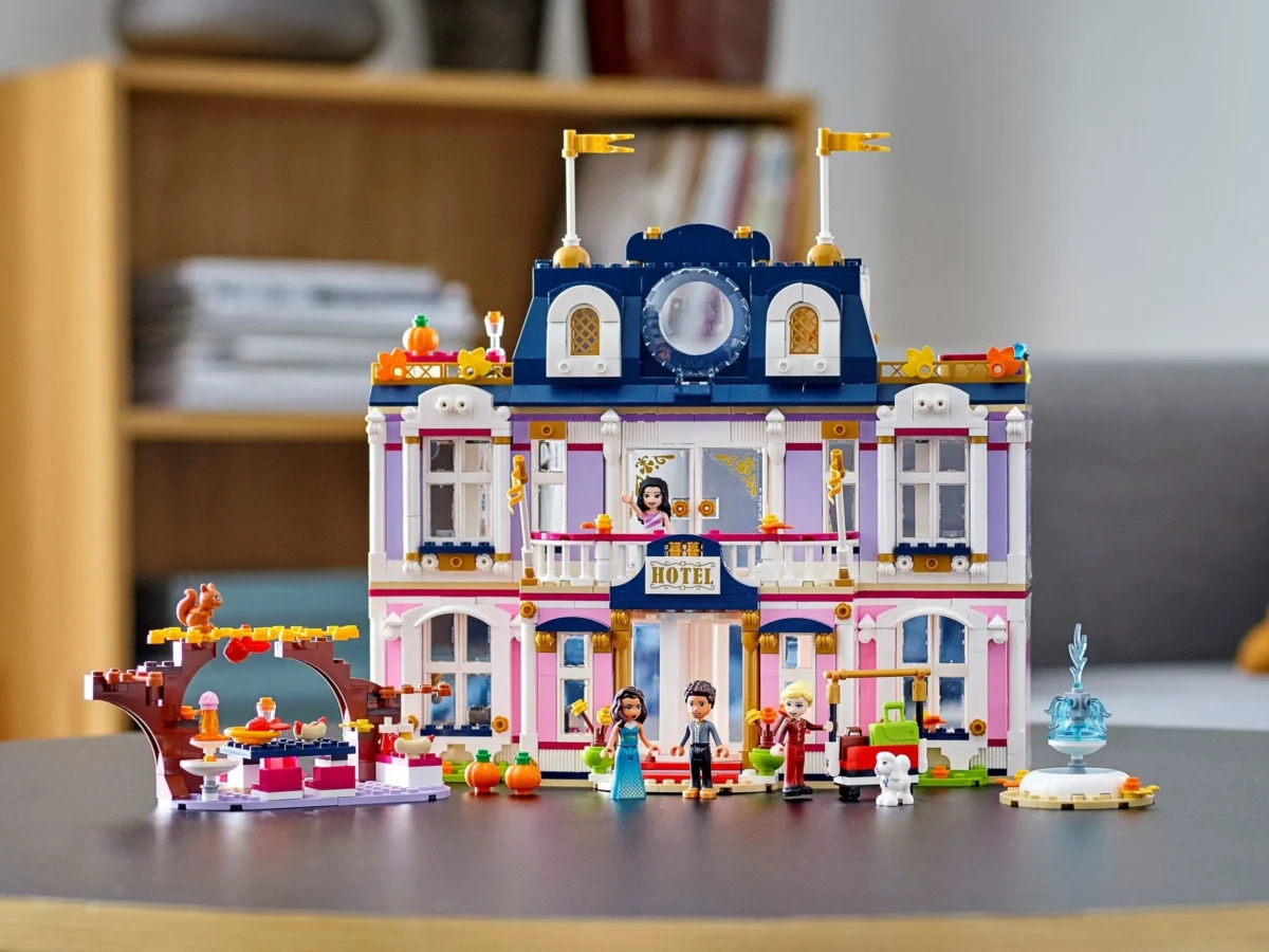 LEGO 41684-1 - Heartlake City Grand Hotel - Image 17